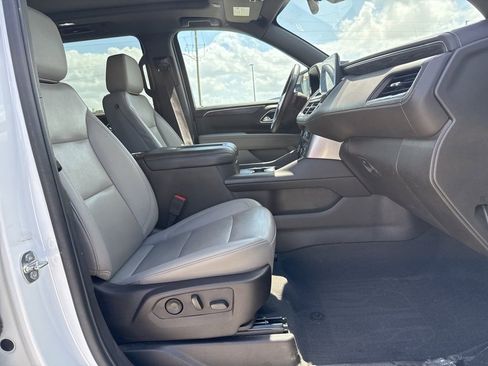 Used 2023 Chevrolet Suburban LT w/ Luxury Package image 10