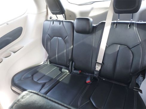 Used 2022 Chrysler Pacifica Touring-L image 28