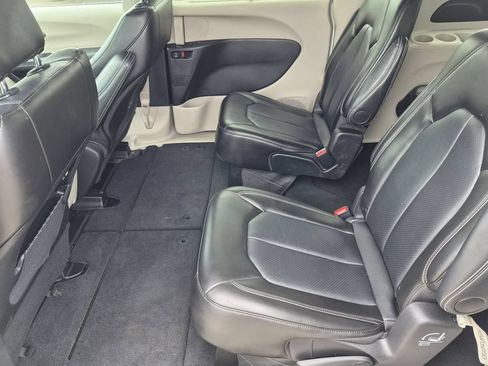 Used 2024 Chrysler Pacifica Touring-L FWD image 26