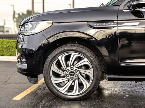 Used 2023 Lincoln Navigator Reserve AWD/4WD image 8