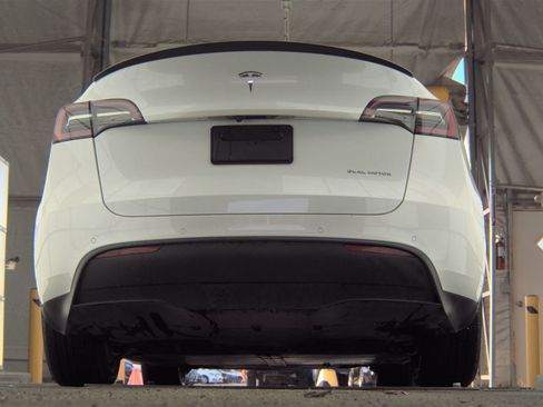 Used 2022 Tesla Model Y Long Range image 8