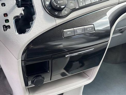 Used 2013 Toyota Sienna LE w/ Towing Pkg FWD image 20