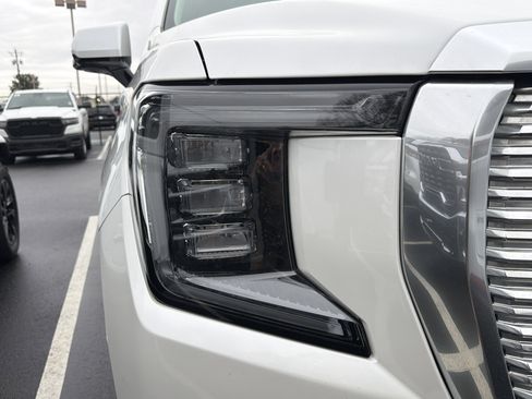 Used 2021 GMC Yukon XL Denali w/ Denali Premium Package image 10