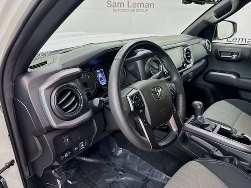 Used 2022 Toyota Tacoma TRD Sport image 9