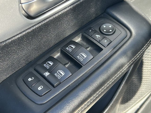 Used 2025 Chrysler Pacifica Limited FWD image 24