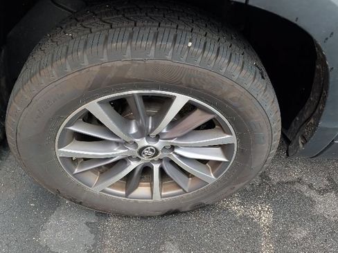 Used 2019 Toyota Highlander XLE AWD/4WD image 13