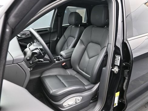 Certified 2025 Porsche Macan image 5