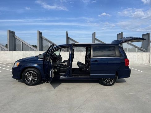 Used 2017 Dodge Grand Caravan SXT FWD image 8
