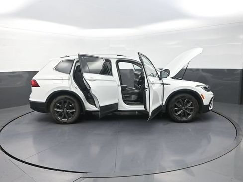 Used 2022 Volkswagen Tiguan SE w/ Panoramic Sunroof Package FWD image 46