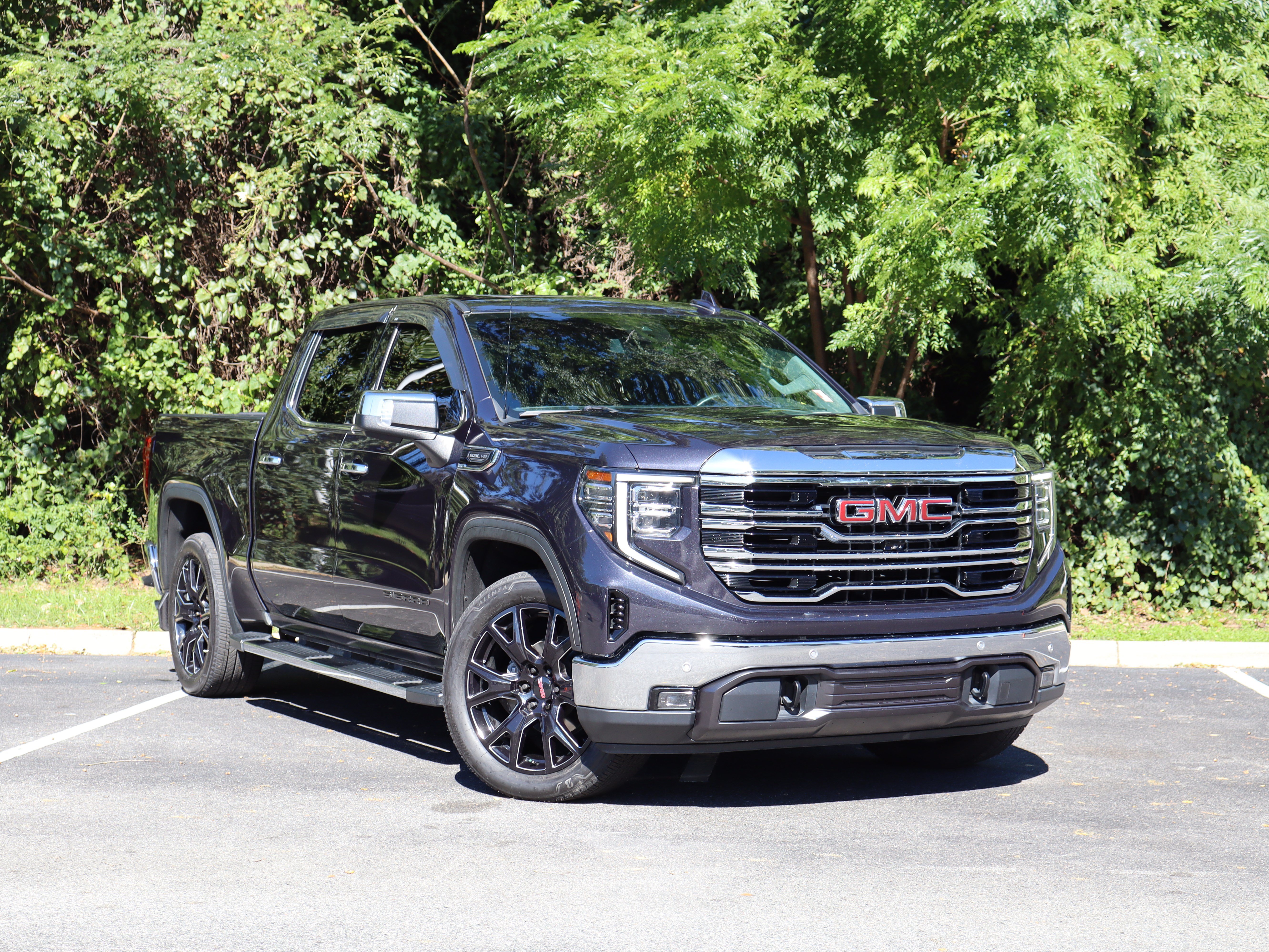 Used 2022 GMC Sierra 1500 SLT w/ SLT Premium Plus Package RWD image 2