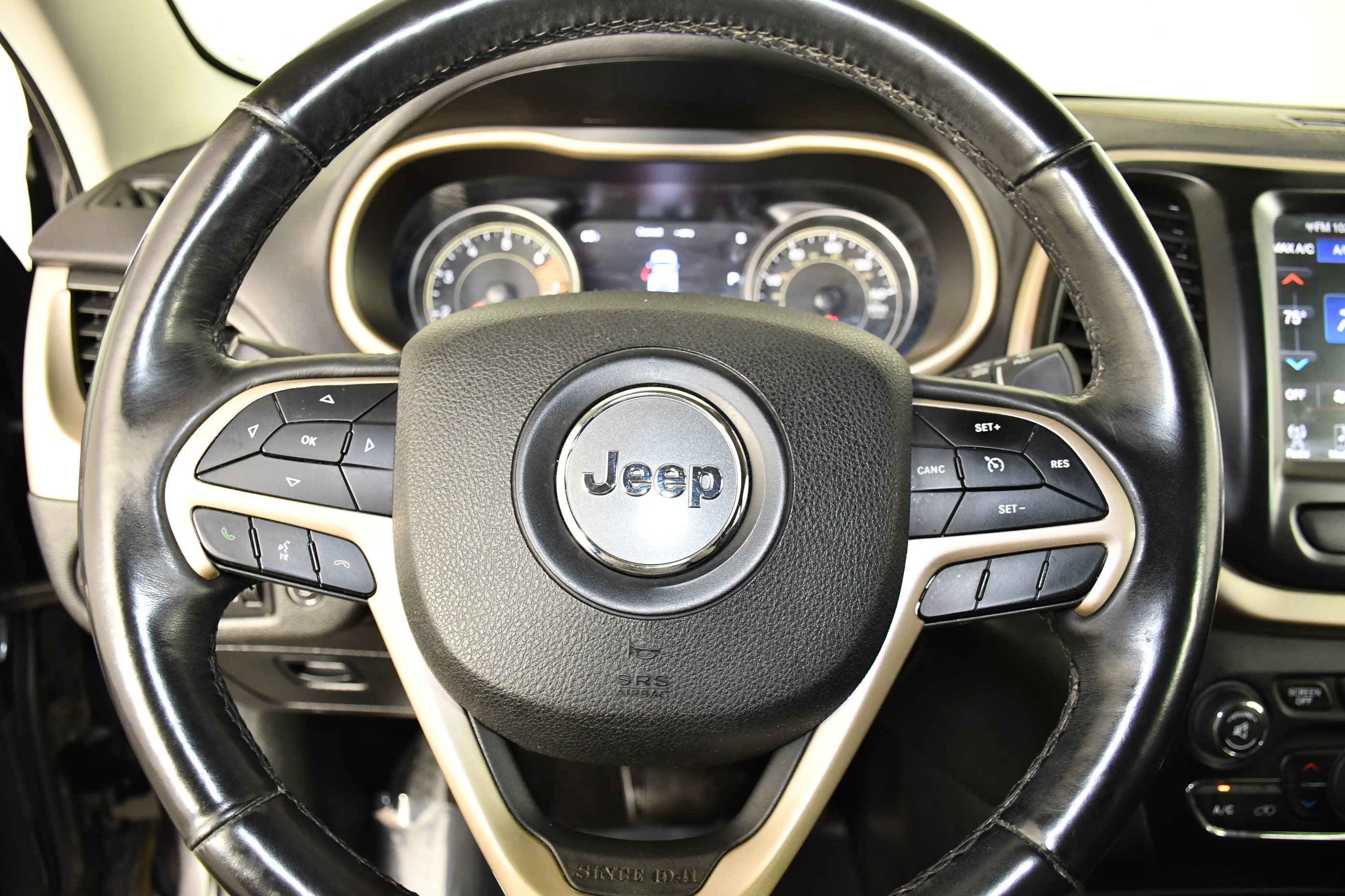 Used 2018 Jeep Cherokee Limited AWD/4WD image 19