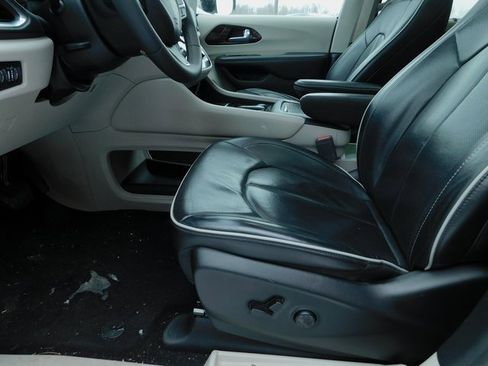 Used 2024 Chrysler Pacifica Limited image 27