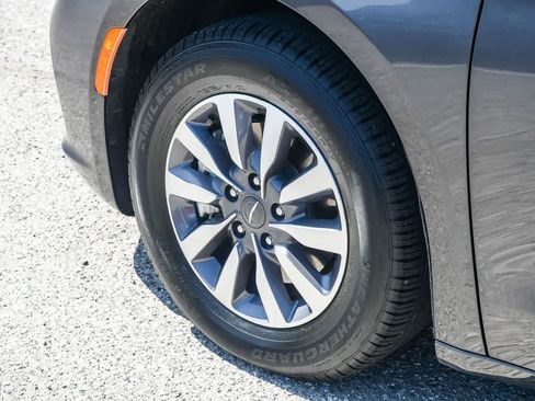 Used 2023 Chrysler Pacifica Touring-L FWD image 10