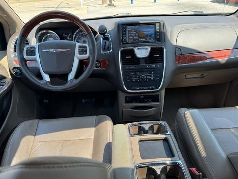 Used 2014 Chrysler Town & Country Limited w/ Luxury Group FWD image 14