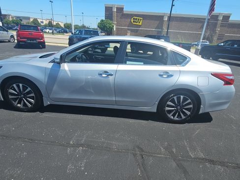 Used 2016 Nissan Altima 2.5 SV w/ Convenience Package FWD image 6