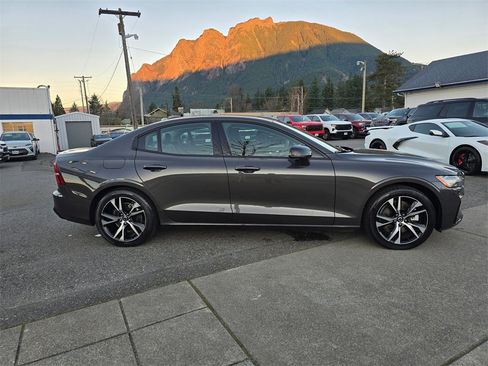 Used 2025 Volvo S60 B5 Core image 4