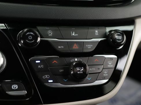 Used 2022 Chrysler Pacifica Touring-L FWD image 15