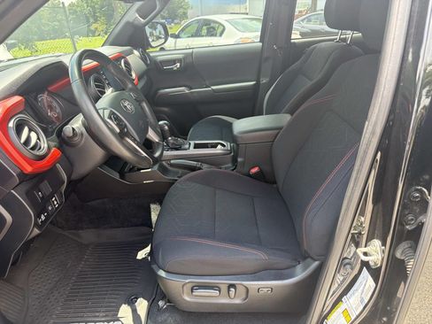 Used 2020 Toyota Tacoma TRD Off-Road AWD/4WD image 9