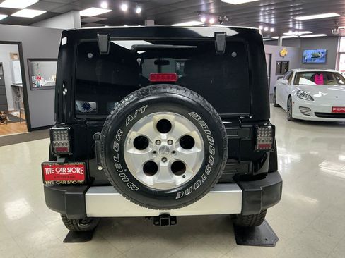 Used 2015 Jeep Wrangler Unlimited Sahara w/ Connectivity Group AWD/4WD image 10