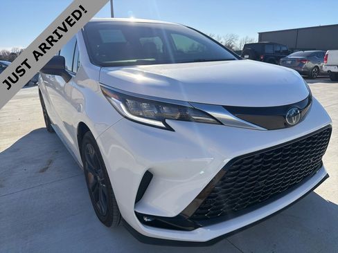 Used 2022 Toyota Sienna XSE image 3