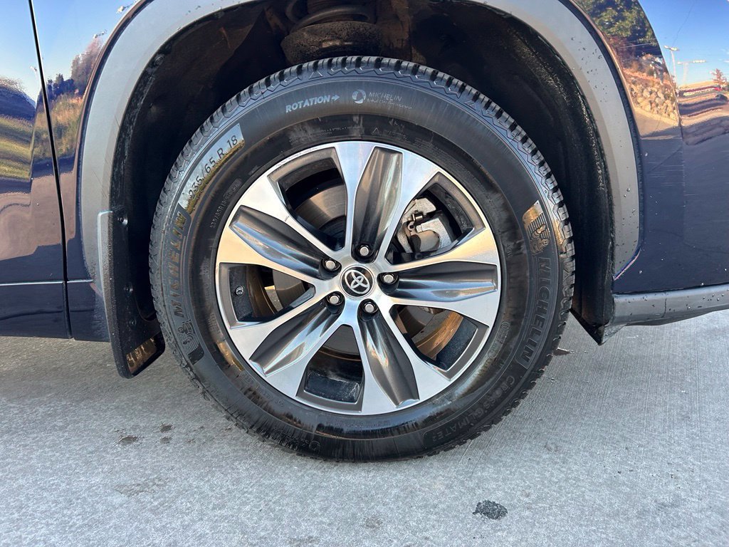 Used 2022 Toyota Highlander XLE AWD/4WD image 36