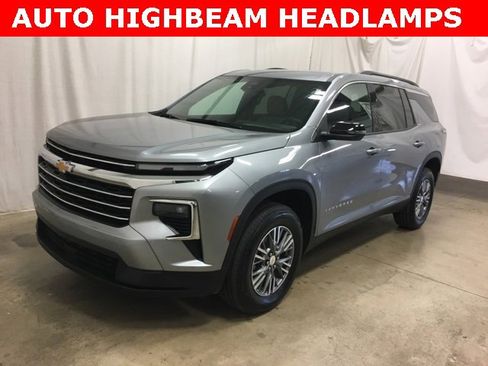 Used 2025 Chevrolet Traverse LT image 8