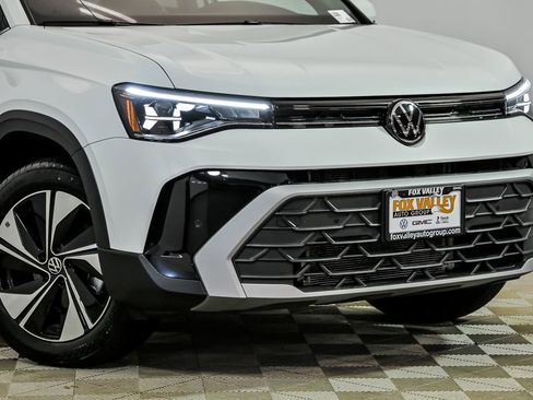 Used 2025 Volkswagen Taos SE w/ Panoramic Sunroof Package image 2
