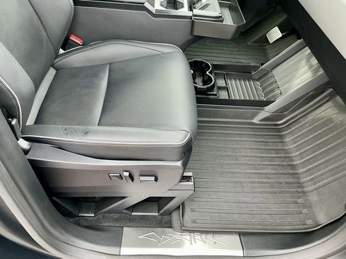 Used 2024 Tesla Cybertruck AWD Crew Cab image 31