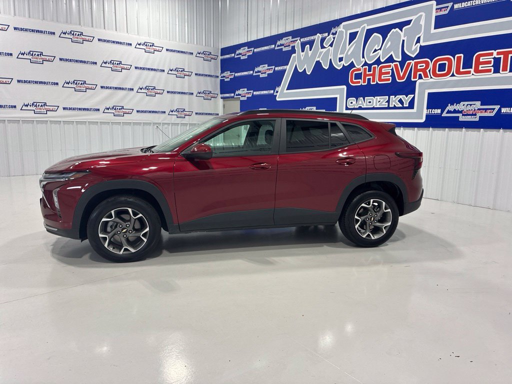 Used 2025 Chevrolet Trax LT FWD image 3