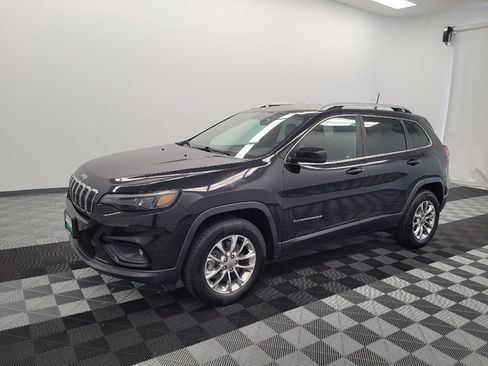 Used 2019 Jeep Cherokee Latitude Plus w/ Cold Weather Group AWD/4WD image 2