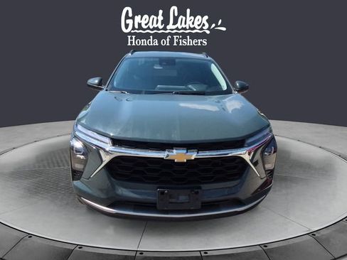 Used 2025 Chevrolet Trax LT FWD image 8