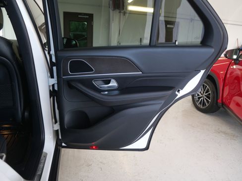 Used 2024 Mercedes-Benz GLE 450 4MATIC image 11