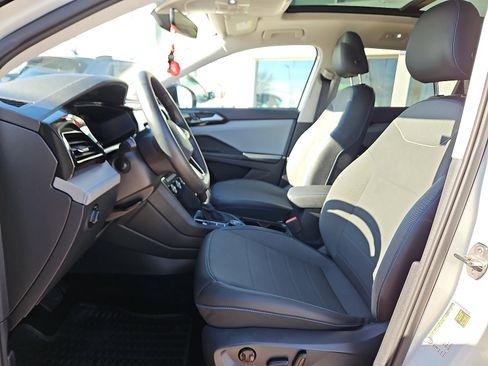 Certified 2024 Volkswagen Taos SE image 9