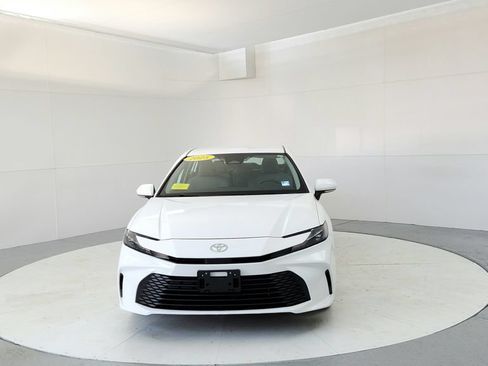 Used 2025 Toyota Camry LE AWD/4WD image 8