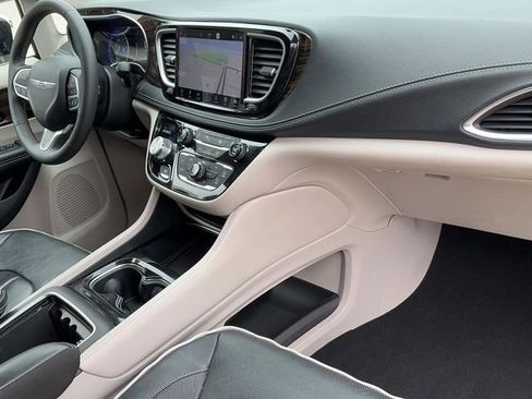 Used 2023 Chrysler Pacifica Limited FWD image 23