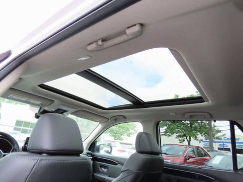 New 2025 Honda Pilot Touring image 17