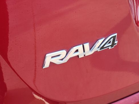 Used 2018 Toyota RAV4 SE image 13