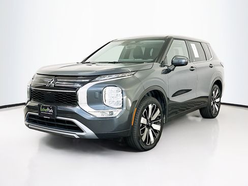 Used 2025 Mitsubishi Outlander SE image 3