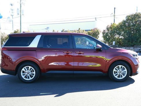 Used 2024 Kia Carnival LX image 4