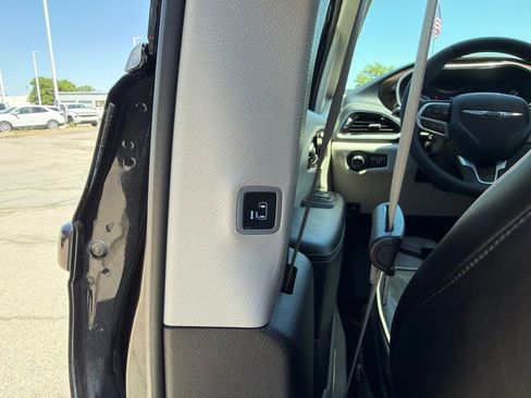 Used 2023 Chrysler Pacifica Limited FWD image 20