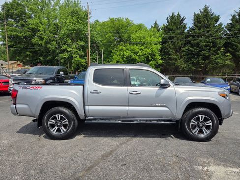 Used 2018 Toyota Tacoma TRD Sport AWD/4WD image 6