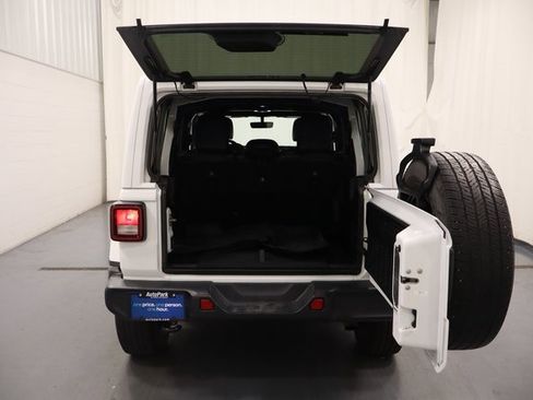 Used 2020 Jeep Wrangler Unlimited Sahara image 17