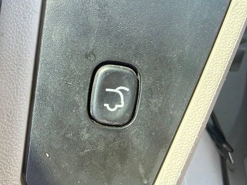 Used 2014 Chrysler Town & Country Touring FWD image 16