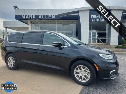 Used 2025 Chrysler Pacifica Select