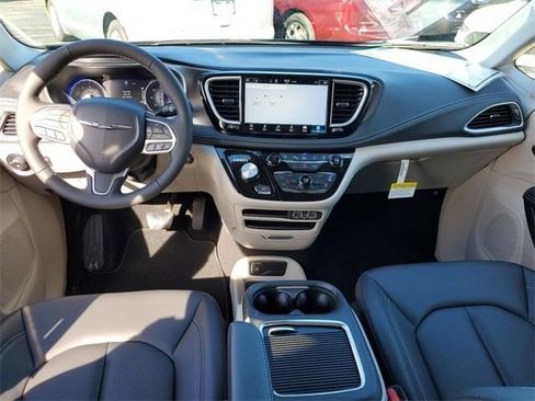 New 2023 Chrysler Pacifica Touring-L image 10