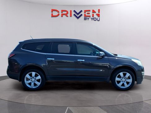 Used 2017 Chevrolet Traverse LT w/ Style and Technology Package image 6