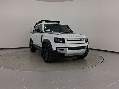 Used 2023 Land Rover Defender 110 SE image 7