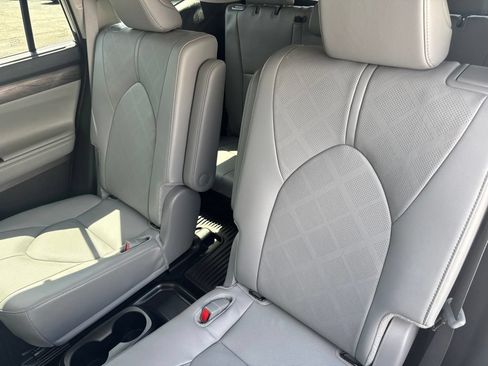 Used 2025 Toyota Highlander Platinum AWD/4WD image 14