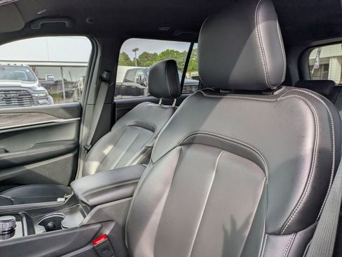 Used 2025 Jeep Grand Cherokee Limited RWD image 13