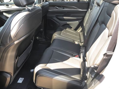 New 2025 Jeep Grand Cherokee Limited w/ Luxury Tech Group II image 16